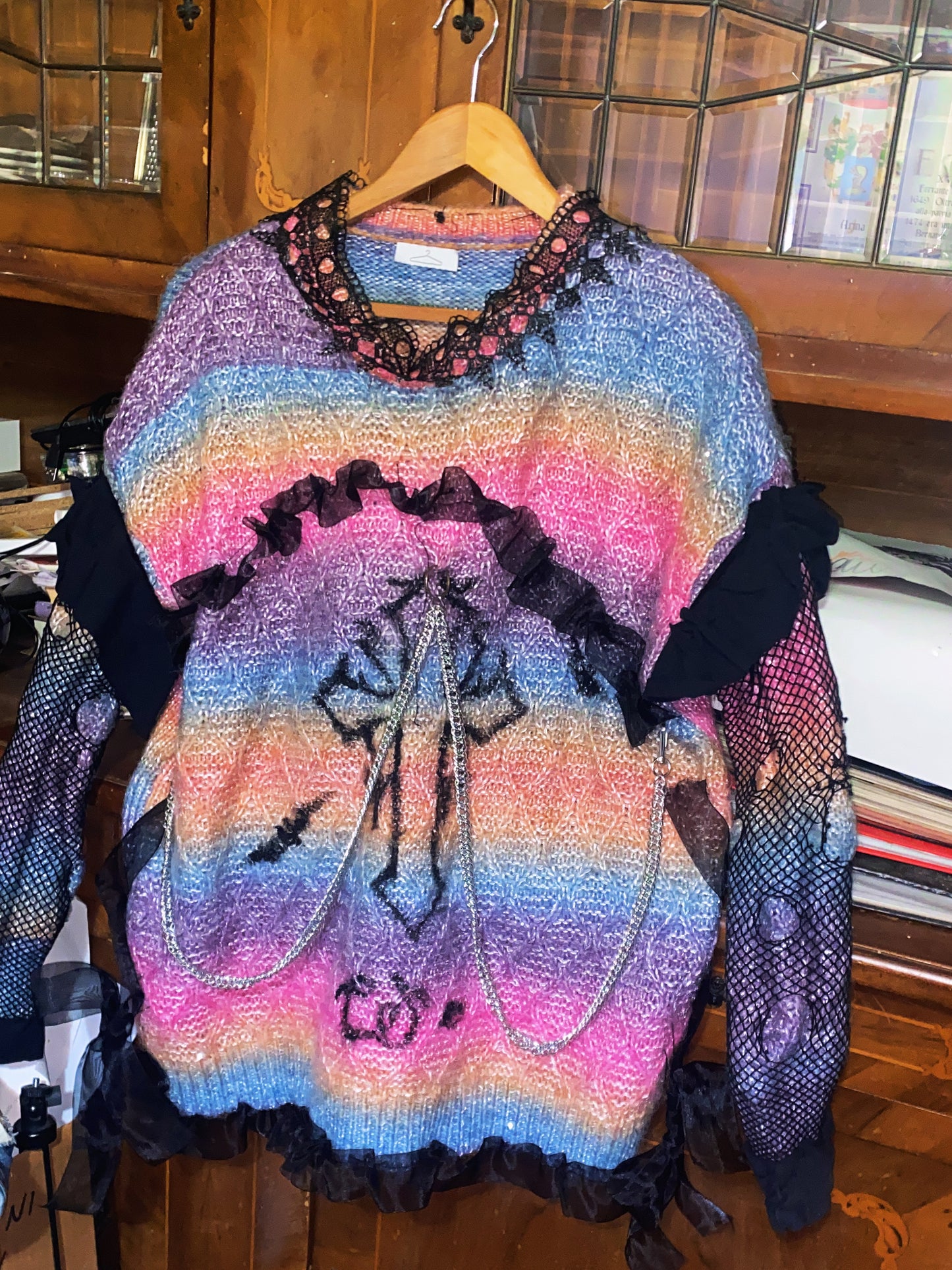 Maglione Upcycled “Cute but Cursed” – Pastel Goth Edition