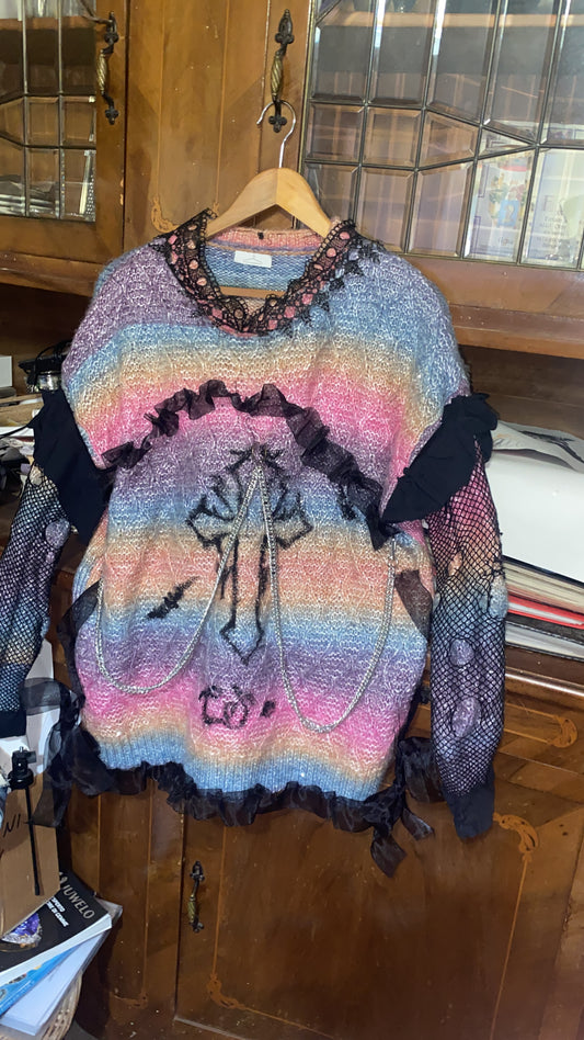 Maglione Upcycled “Cute but Cursed” – Pastel Goth Edition
