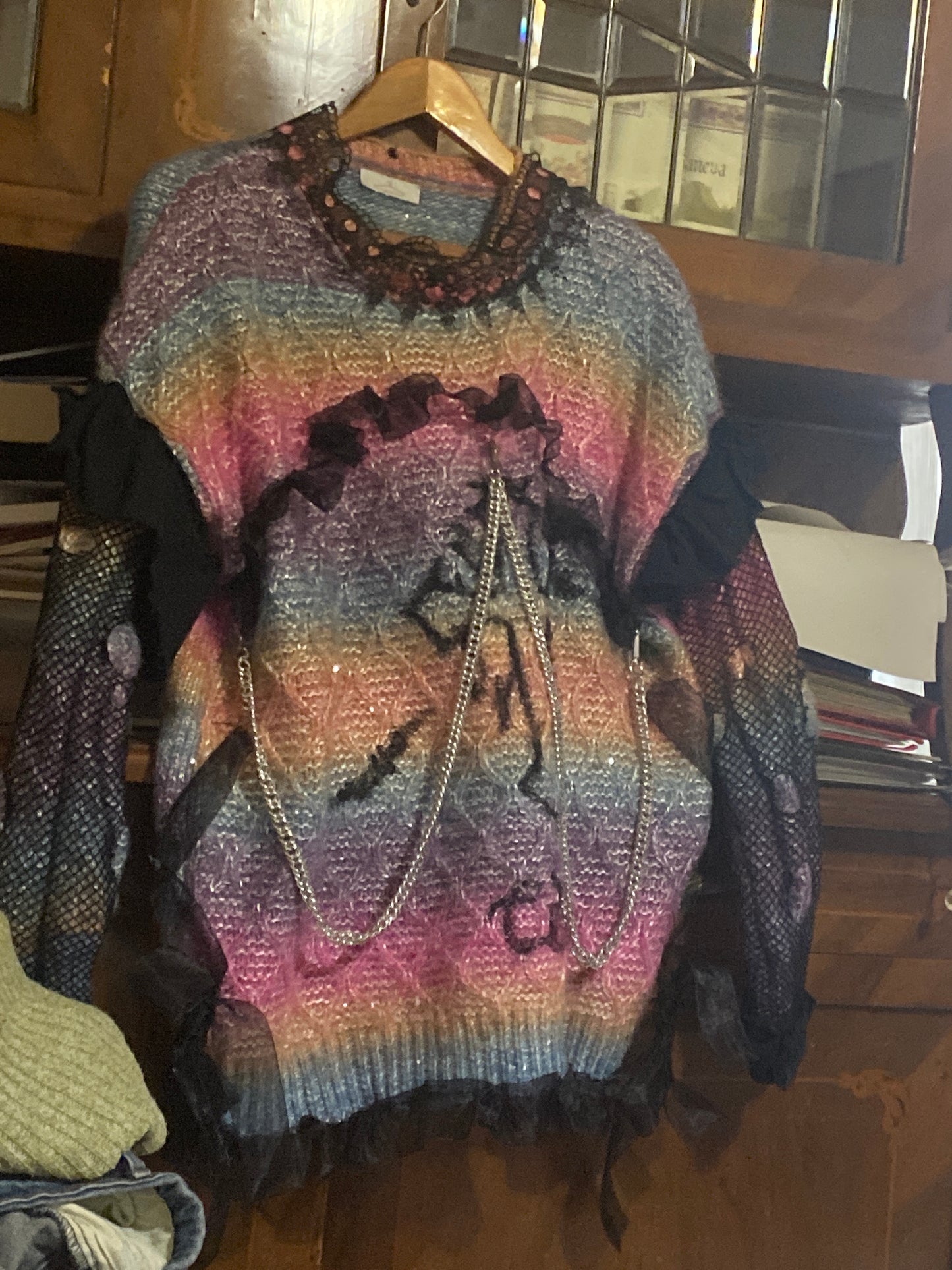 Maglione Upcycled “Cute but Cursed” – Pastel Goth Edition