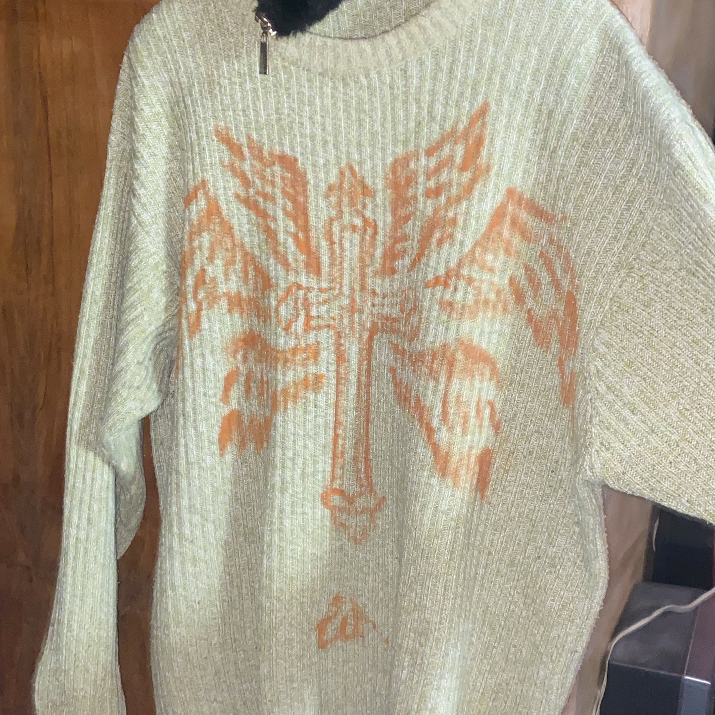 Maglione Grunge Verde Pastello con Croce e Sei Ali